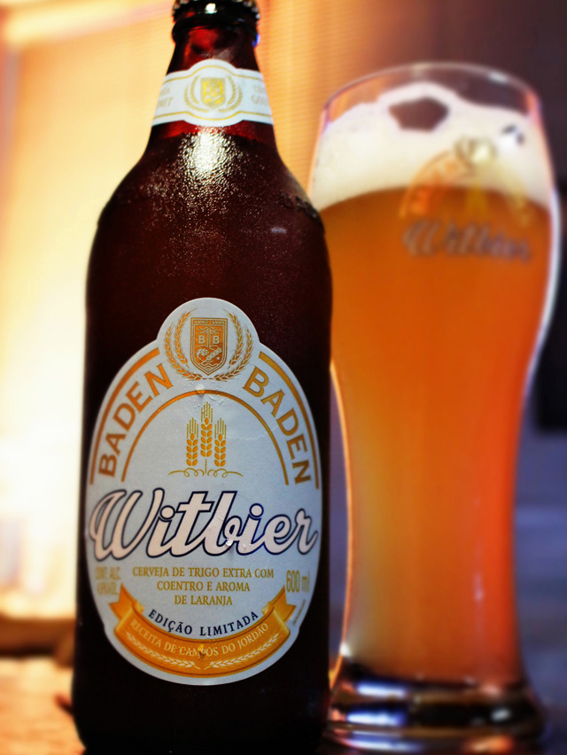 Nova Baden Baden Witbier. De trigo e cevada, com adição de sementes de coentro e óleos essenciais de casca de laranja